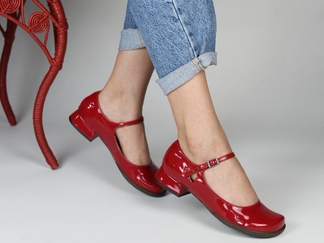 Descubra o Charme do Sapato Mary Jane: Como Incorporar o Clássico em Looks Modernos