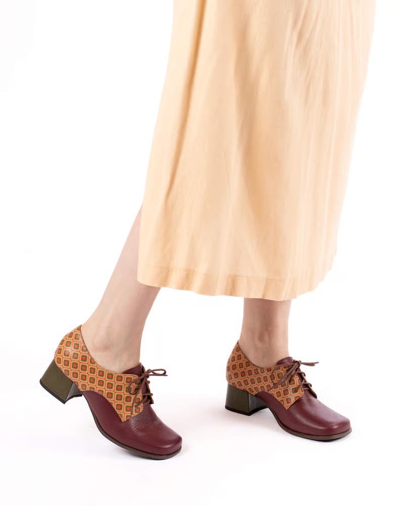 A modelo está usando o 
Oxford Feminino em Couro Legítimo Estampado Vinho Eloá - com Salto Bloco Médio
Oxford Feminino em Couro Legítimo Estampado Vinho Eloá - com Salto Bloco Médio
Oxford Feminino em Couro Legítimo Estampado Vinho Eloá - com Salto Bloco Médio
Oxford Feminino em Couro Legítimo Estampado Vinho Eloá - com Salto Bloco Médio
Oxford Feminino em Couro Legítimo Estampado Vinho Eloá - com Salto Bloco Médio