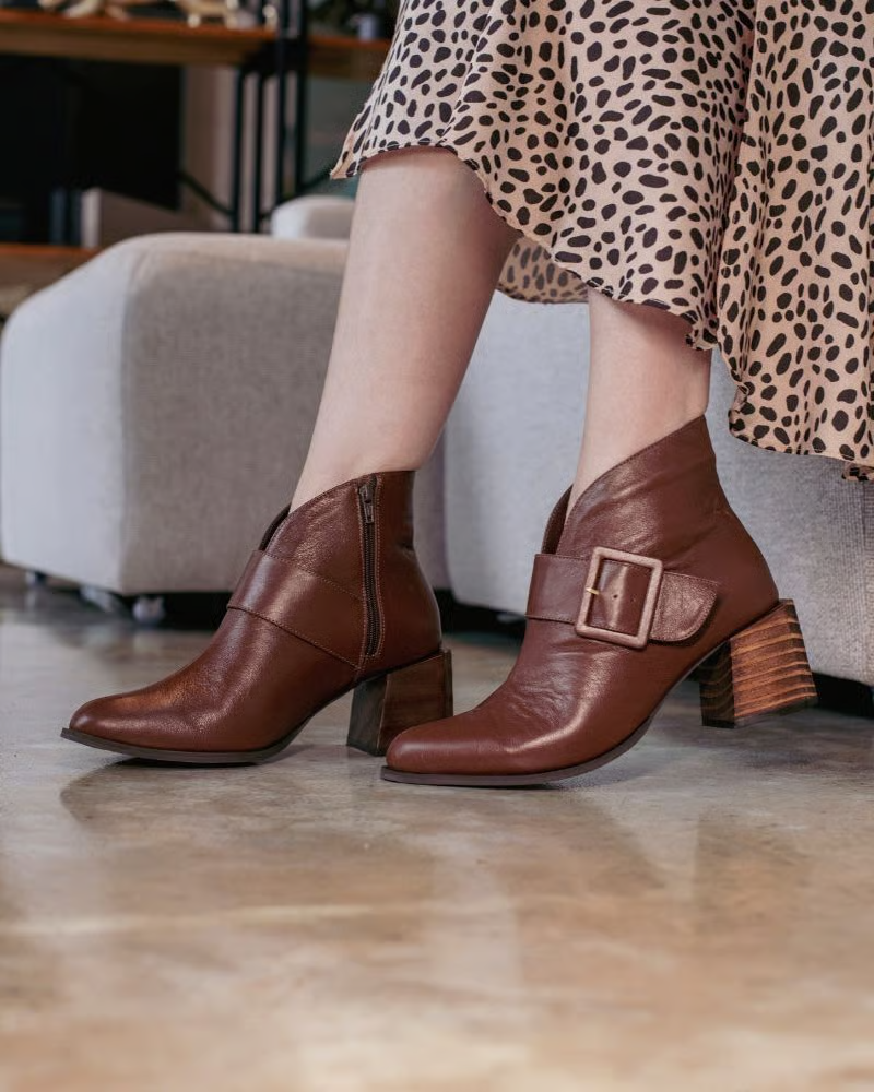 A modelo está usando a Bota Antônia