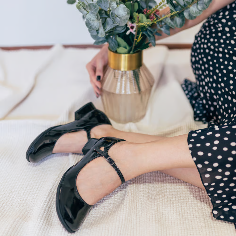 A modelo está usando a 
Sapatilha Feminina Boneca Retrô em Verniz Mary Jane Preto Salto Baixo
Sapatilha Feminina Boneca Retrô em Verniz Mary Jane Preto Salto Baixo
Sapatilha Feminina Boneca Retrô em Verniz Mary Jane Preto Salto Baixo
Sapatilha Feminina Boneca Retrô em Verniz Mary Jane Preto Salto Baixo